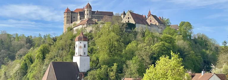 St. Barbara und Burg, Ansicht vom Gemeindehaus